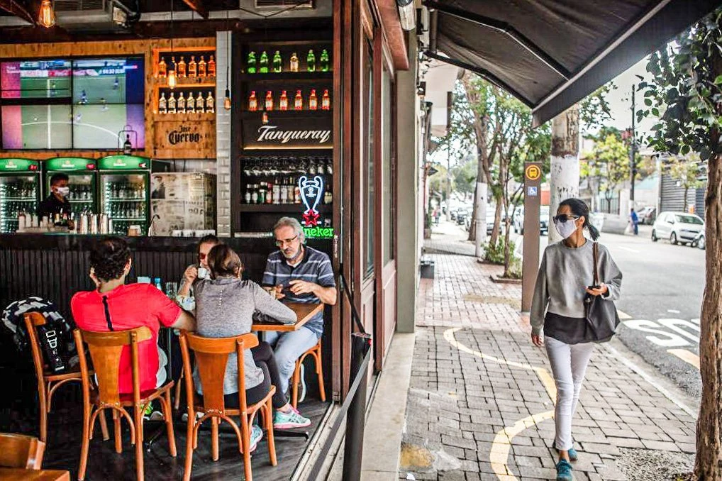 Supercomputador mostra como covid se espalha em restaurantes; veja vídeo