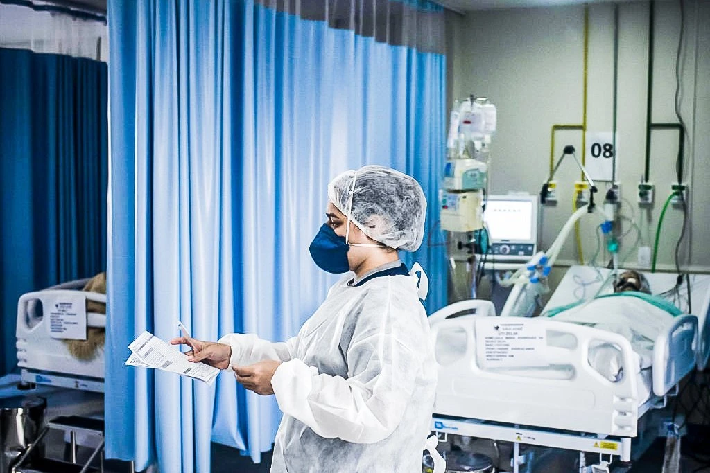 Com casos e mortes em alta, inverno amplia risco de novo repique da covid