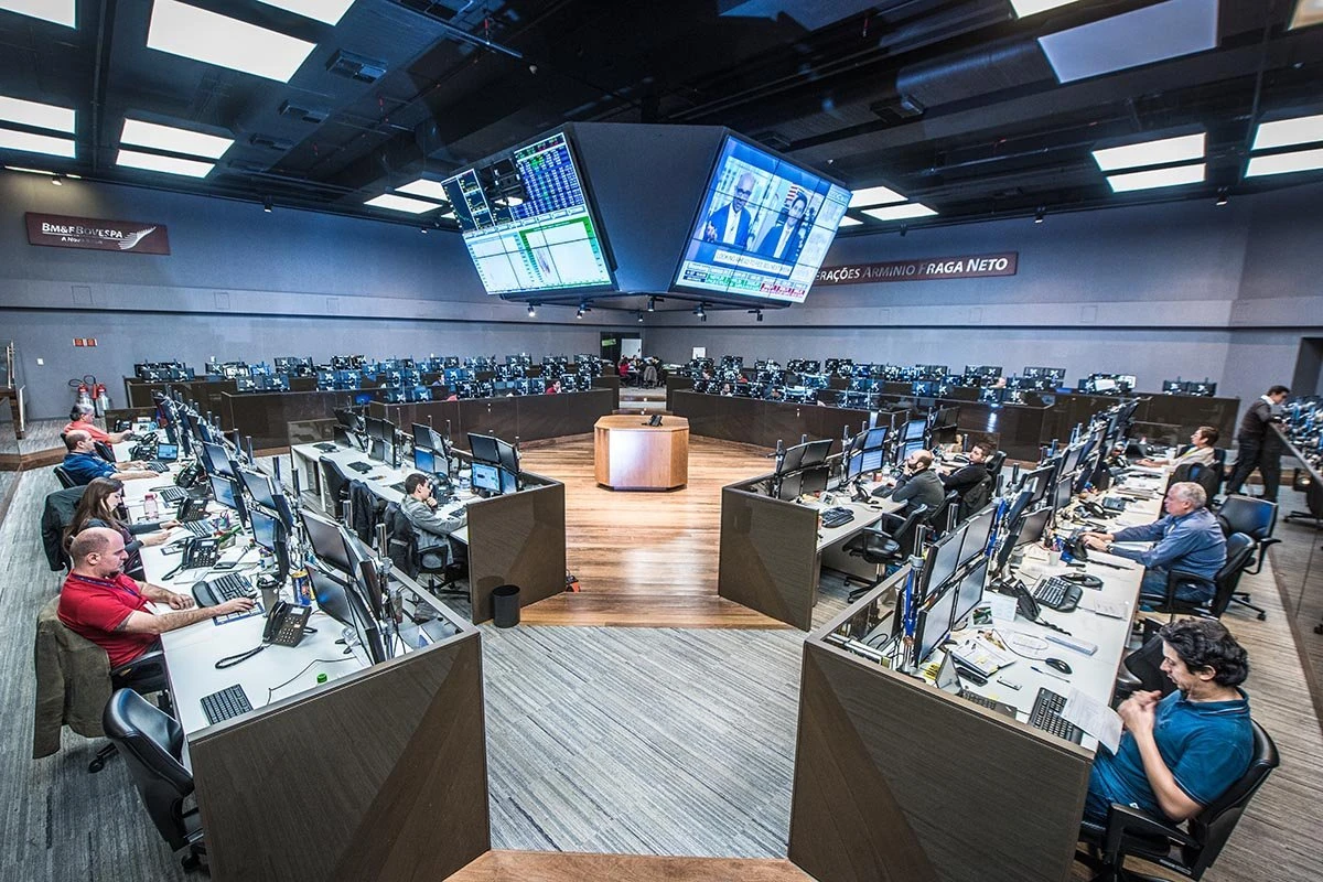 Ibovespa afunda mais de 2% com piora no exterior; dólar avança