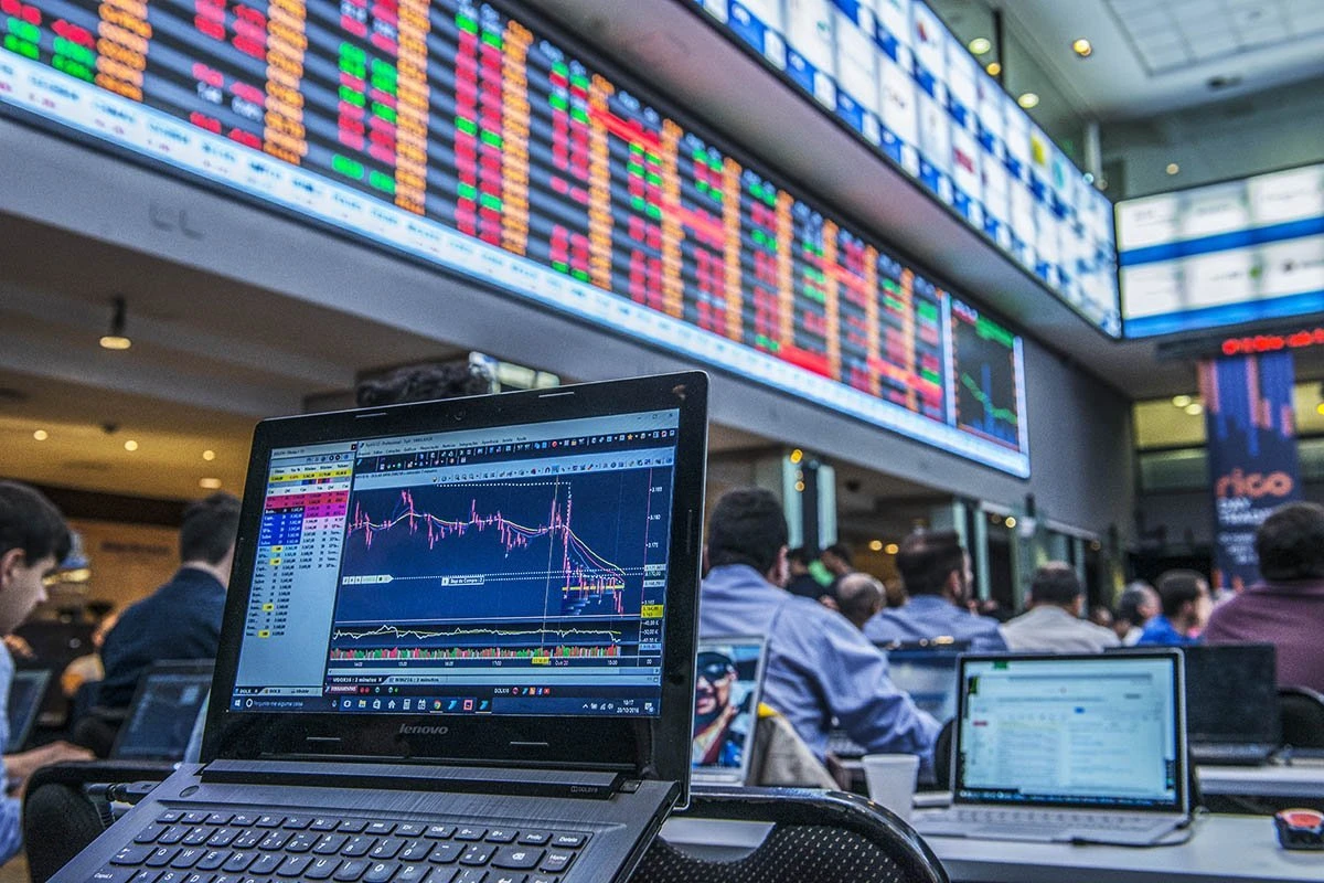 Financeiras salvam Ibovespa de perdas, após quase bater 100 mil pontos