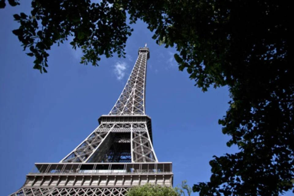 Visitas à Torre Eiffel despencam 80% com pandemia