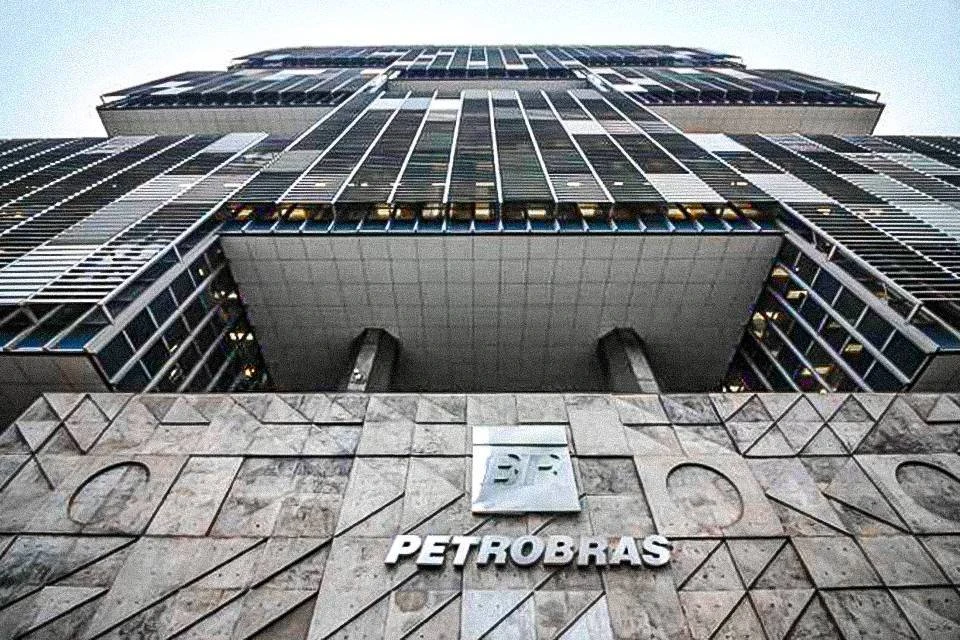 Petrobras revisa política e poderá pagar dividendo mesmo sem lucro