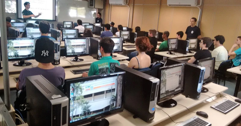 Estudantes da USP em São Carlos oferecem curso de programação para alunos do ensino médio