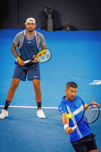 Espectáculo de Djokovic y Kyrgios; avanzan en Brisbane   