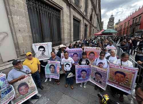 Padres de los 43 ponen fin a encuentros con AMLO   