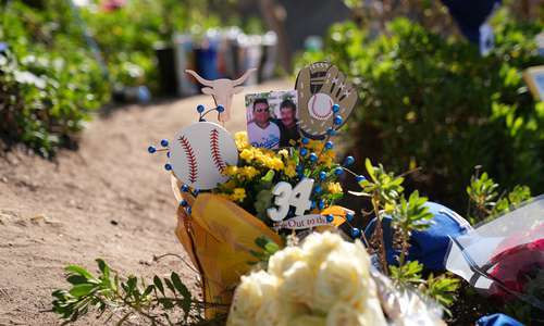 Entre recuerdos, homenajes y ofrendas se despiden de El Toro   