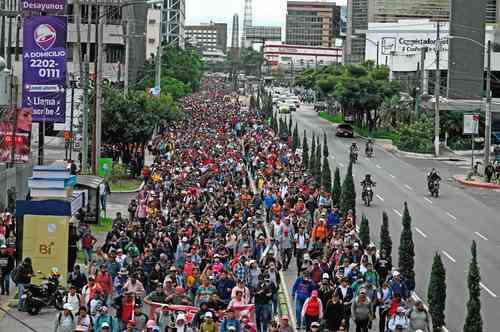 Exigen maestros de Guatemala nuevo convenio laboral   