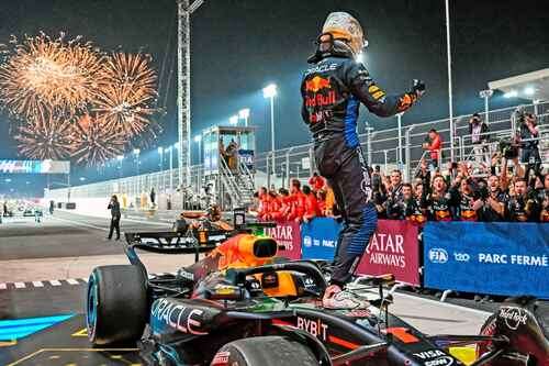 Verstappen se impone en Qatar pese al augurio de los espejos rotos   