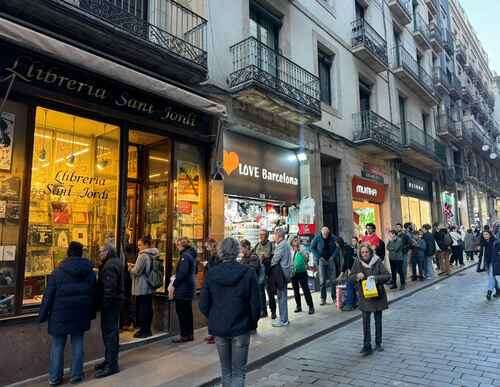 Lectores de Barcelona se solidarizan con la librería Sant Jordi ante su inminente cierre   