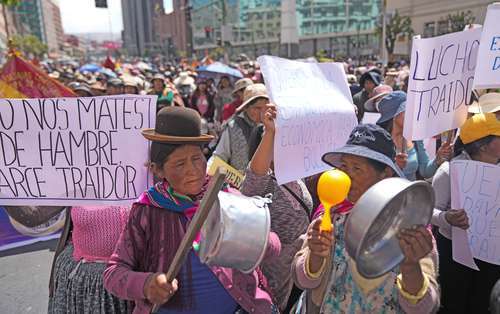 Comerciantes paralizan La Paz debido a la escasez de dólares    