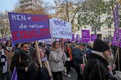 Protestan miles de personas en París y Roma contra la violencia sexual y los feminicidios   