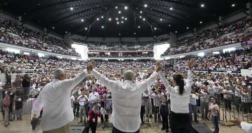 Seguir luchando para lograr los ideales, demanda AMLO   