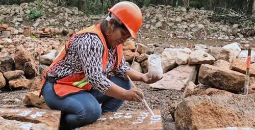 Mujeres de San Simón contribuyen en las labores arqueológicas del INAH en Uxmal   