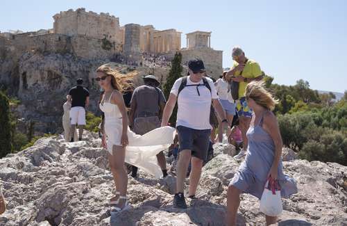 Decepciona a turistas cierre de la Acrópolis por ola de calor   