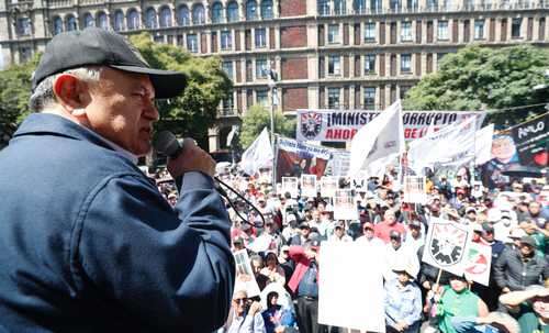 El SME canta Las golondrinas a ministros y celebra reforma judicial    