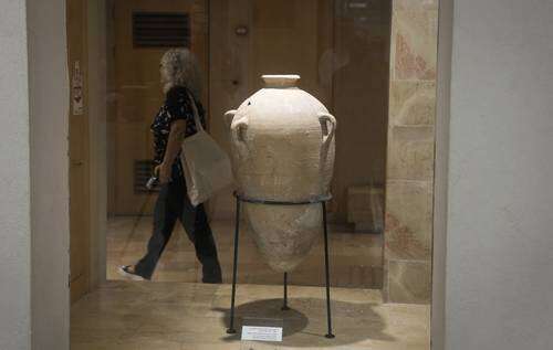 Reconstruyen vasija rota por un niño en museo de Israel   