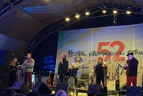 Banda Hazmat Modine emociona a trasnochados en el Cervantino   