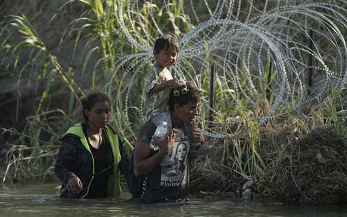 Triplica Texas barreras de púas contra los migrantes   