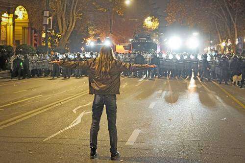 Arresta la policía de Georgia a 48 activistas antigobierno   