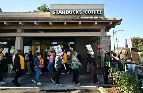 Trabajadores de Starbucks realizan huelga en varias ciudades de Estados Unidos   