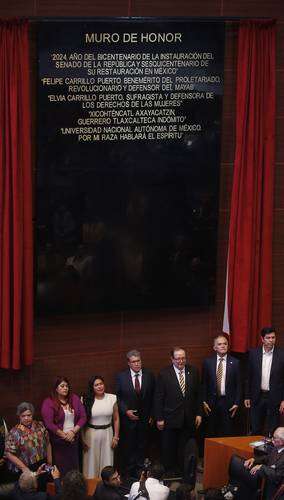 Inscriben lema y nombre de la UNAM en el Muro de Honor del Senado   