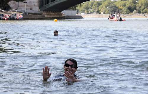 Alcaldesa de París se zambulle en el Sena para demostrar su limpieza   