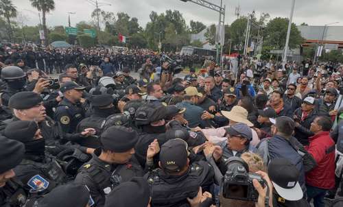 Protestan trabajadores del Poder Judicial durante la investidura   