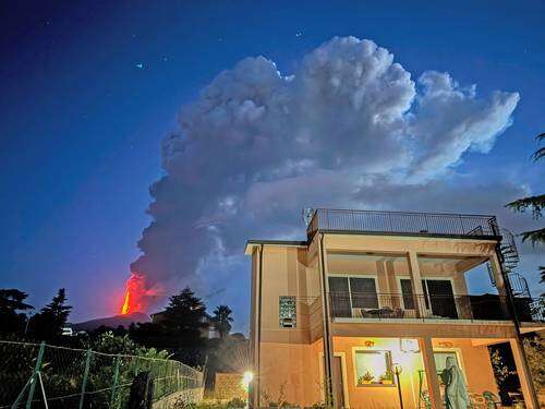 Erupción del volcán etna, en Sicilia    