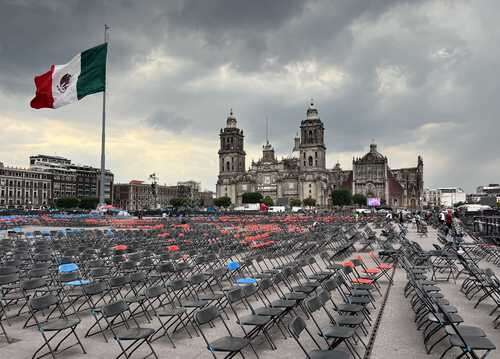 Colocan 25 mil sillas en el Zócalo para el último Informe de López Obrador   