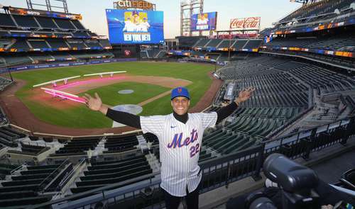 El millonario Juan Soto ya porta la camisola de los Mets    