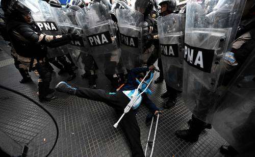 Reprimen a jubilados y trabajadores de juzgados en Argentina   