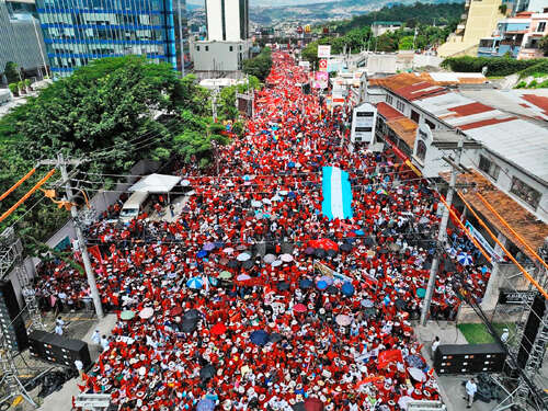 Miles de hondureños se manifiestan en defensa del gobierno de Castro   