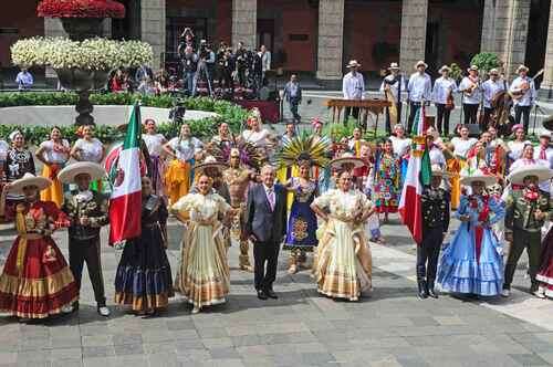 Homenaje a paisanos en Palacio Nacional   