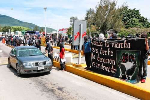 Normalistas de Ayotzinapa bloquean autopista del Sol   