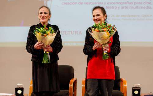 Entregan a Tolita y María Figueroa Medalla de Oro Bellas Artes 2023 en teatro   