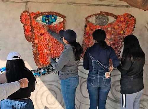 Estudiantes de El Mexe fomentan el arte mediante el reciclaje de tapitas   