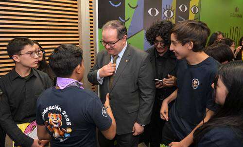 UNAM recibe con 150 mil libros de regalo a sus alumnos en bachillerato