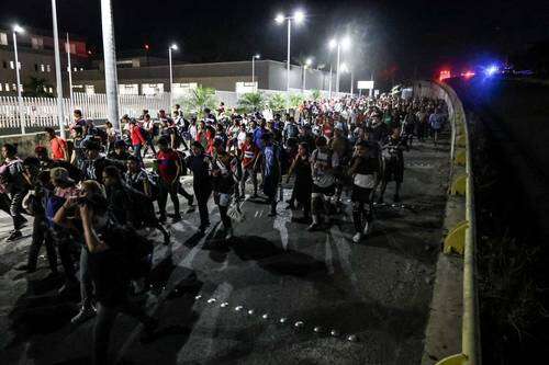 Caravana migrante demanda papeles para transitar hacia EU   