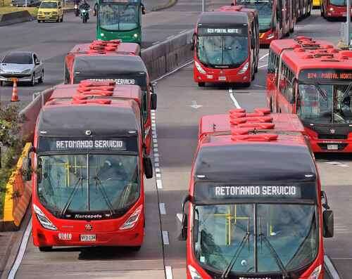 Finaliza paro camionero en Colombia tras acuerdo de alza gradual al diésel    