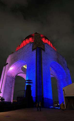 Edificios históricos se iluminan con los colores de la bandera cubana   