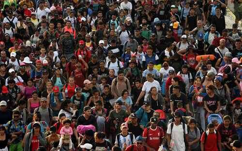 Caravana con más de 2 mil extranjeros sigue su camino hacia Huehuetán, en Chiapas    