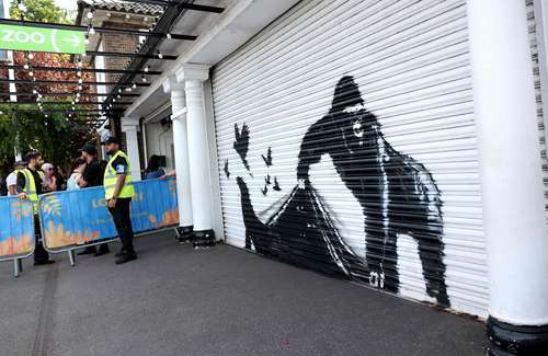 Aparece mural de Banksy en el zoológico de Londres   