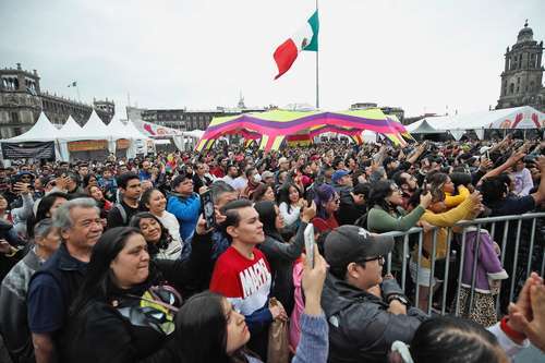 Entusiastas lectores desbordaron  el Zócalo en el cierre de la FIL   