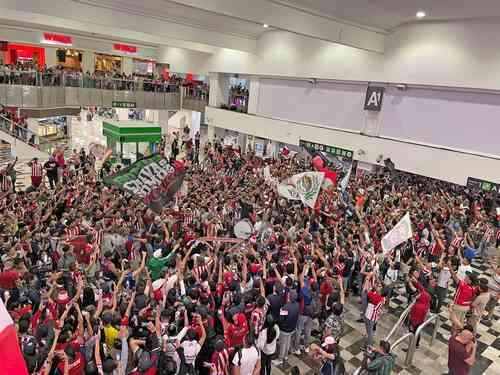 Capital rojiblanca; afición de Chivas hace sentir su amor por la camiseta   