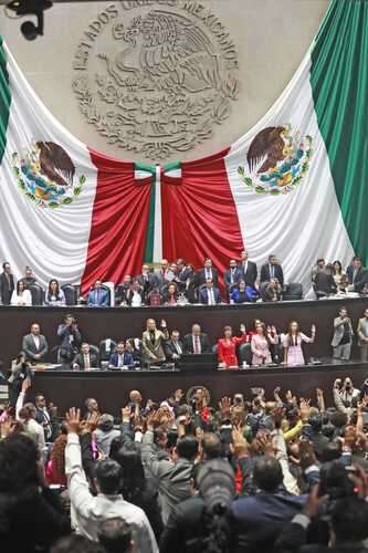 Alcalde Luján aprovechó la entrega para lanzar arengas en su discurso ante el Congreso   