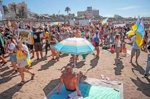 Protestan miles en ciudades de España contra el turismo masivo   