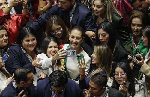 Era difícil que llegara una mujer, y ya pasó, celebran en el Zócalo   