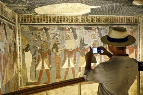Abren la tumba de Amenhotep III   