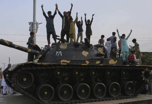 Media EU en efímera tregua entre India y Pakistán; reanudan ataques   