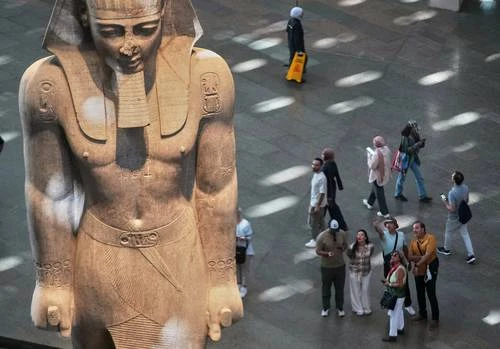Egipto muestra por primera vez al público la colección de tesoros de Tutankamón   